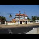 Obwohl die Straße meist in Küstennähe verläuft, sahen wir das Meer oft nur durch die Lücken zwischen den Häusern